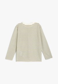 Langsleeve shirt in crème met dunne bruine horizontale strepen. Zachte stof, ronde halslijn en eenvoudig ontwerp. Geen opmerkelijke hardware of accenten.