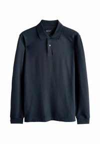 Polo de manga larga de un oscuro color azul marino con un cuello acanalado, tapeta de tres botones y un pequeño logo bordado en el pecho. Textura suave.