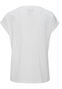 Hvid t-shirt med korte ærmer og en løs pasform. Glat tekstur, enkelt design og et trykt logo på den øverste ryg.