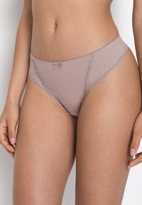 Mutandine color nocciola con pizzo, decorate con un fiocco davanti. Presentano un tessuto morbido e un design classico a bikini.