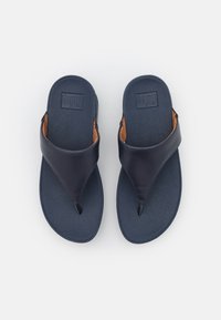 Marineblå flip-flop sandaler med en glat syntetisk rem, tekstureret fodseng og kontrasterende brune detaljer på indersiden.
