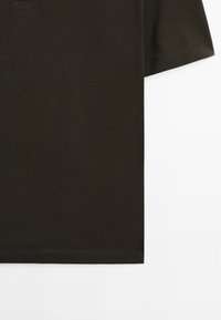 Maglietta a maniche corte marrone scuro in cotone, con scollatura rotonda e finitura del tessuto liscia e non testurizzata.