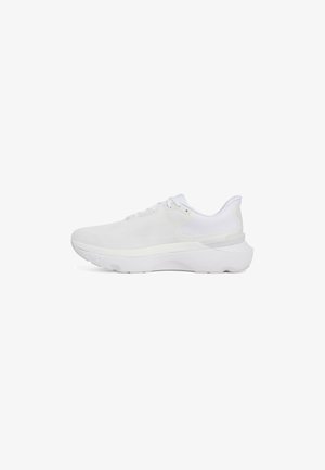 Baskets de sport entièrement blanches avec tige en mesh, fermeture à lacets, semelle intermédiaire amortissante et semelle extérieure texturée, vues de côté.