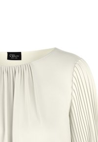 Witte blouse met plissé-details op de mouwen, gladde stof, ronde halslijn, en een label met "S.Oliver Black Label."