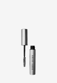 Bobbi Brown mascara in een zilverkleurige metalen tube met een zwarte applicator. De borstel heeft fijne haren voor een nauwkeurige applicatie.