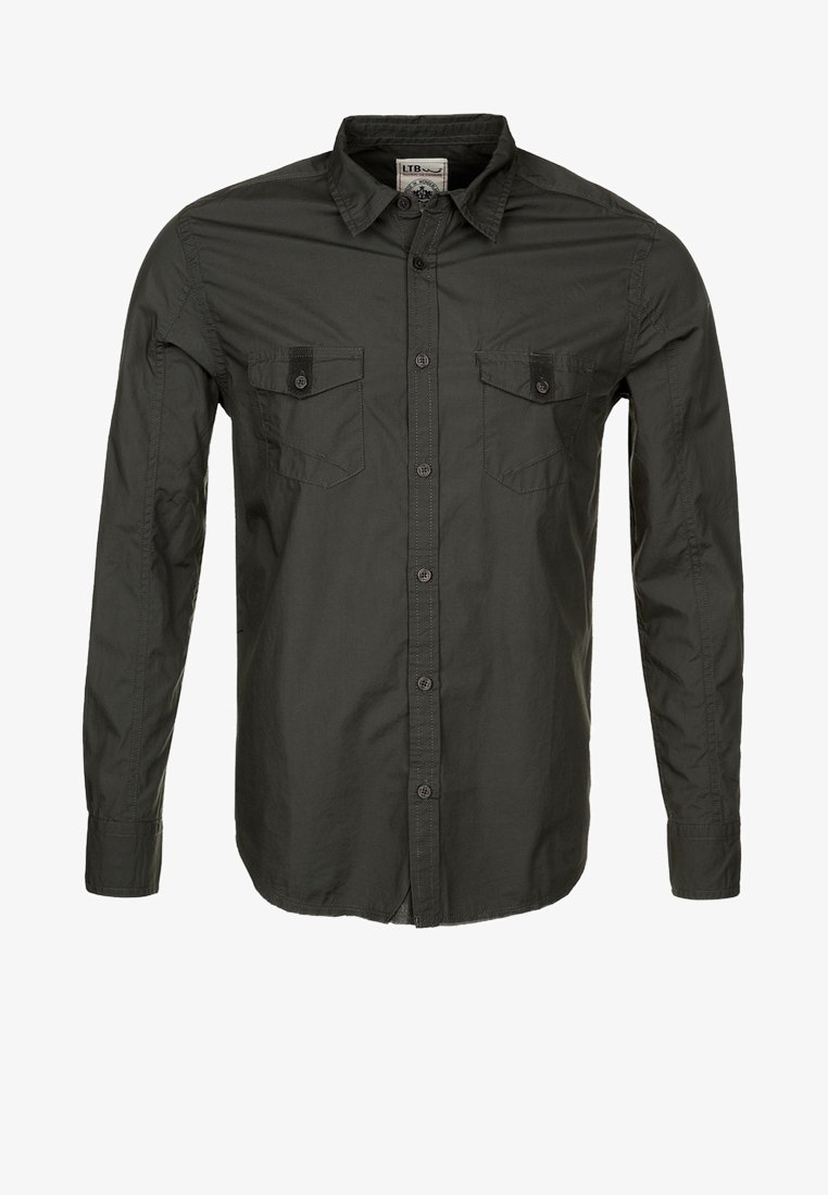 Chemise à manches longues vert foncé avec col et deux poches poitrine boutonnées sur l'avant, présentée sur un fond blanc.