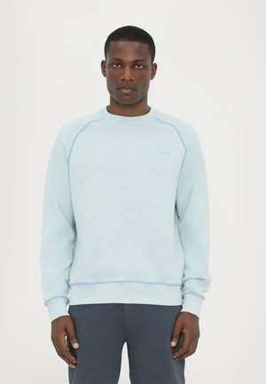 Sweatshirt de culoare albastră deschisă, cu guler rotund, mâneci raglan și detalii de cusătură contrastante. Material moale cu o croială lejeră.
