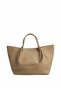 Beige nahkainen kassi, jossa on teksturoidun pinnan, kaksi pyöreä�ä ylätankoa ja avoin yläosa. Muotoilu tarjoaa leveän ja tilavan siluetin.