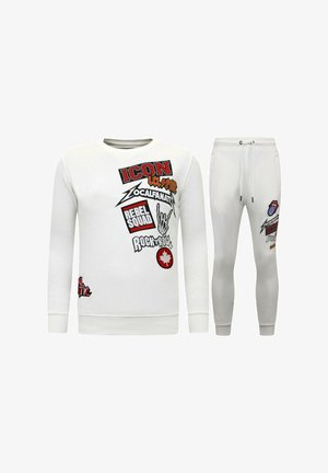 Witte sweatshirt en joggers set met diverse kleurrijke bedrukte graphics, waaronder logo's en tekst, met ribgebreide boorden en een drawstring taille.