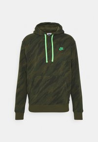 Grön camouflage hoodie med en känguruficka, neongröna snören och en liten Nike-logotyp. Tillverkad av mjukt tyg med ett strukturerat mönster.