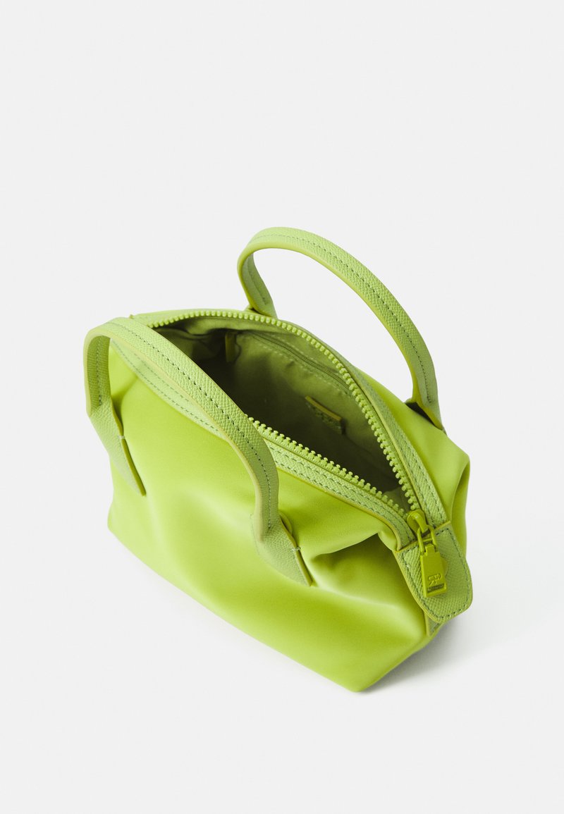 Test du sac à main Jack&Chris en cuir, idéal pour le bureau