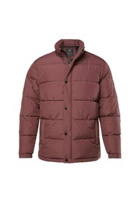 Burgundy pufferjakke med stående krave, trykknaplukning og horisontalt quiltet polstring. Har elastiske manchetter og en afrundet søm.