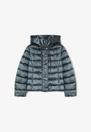 Chaqueta tipo abrigo en verde azulado oscuro, con capucha, cremallera metálica, botones de presión y patrón acolchado con filas horizontales. Textura suave y brillante.