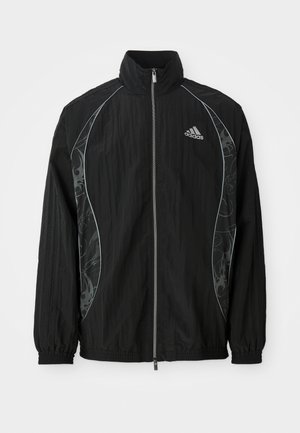 Schwarze Adidas Sportjacke mit durchgehendem Reißverschluss, hohem Kragen, elastischen Bündchen, reflektierenden geschwungenen Streifen und dezenten gemusterten Seitenpaneelen.