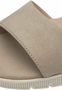 Sandale en synthétique beige à brides croisées, dessus texturé, semelle intérieure rembourrée et semelle blanche striée pour une adhérence optimale.