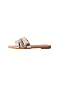 Sandalo slide metallico dorato con due ampie cinghie; una presenta un accentuato dettaglio argentato testurizzato. Suola piatta marrone, design minimale, texture liscia.
