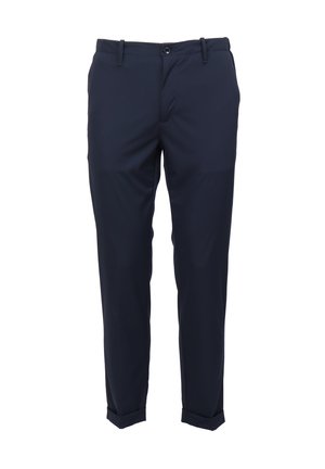 Marineblauwe broek met een gladde textuur, rechte snit, voorzakken en opgerolde boorden; gemaakt van een lichte stof.