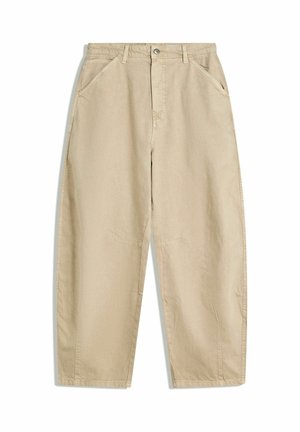 Beige weit geschnittene Baumwollhose mit Knopfverschluss, zwei Fronttaschen und einer glatten Textur mit sichtbaren Nähten.