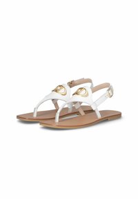 Sandali bianchi in pelle con hardware dorato, design a T-strap e suola piatta beige. Presentano una cinghia alla caviglia regolabile per una vestibilità sicura.