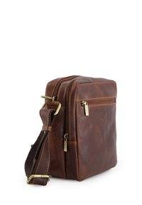 Bruine leren crossbodytas met twee ritssluitingen, een getextureerd oppervlak, een lange verstelbare riem en een geperst merklogo.