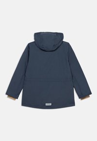 Ναυτικό μπλε μπουφάν με κουκούλα και μακριά μανίκια, με μια μικρή ορθογώνια ετικέτα στο κάτω μέρος της πλάτης, εμφανιζόμενο από πίσω σε λευκό φόντο.