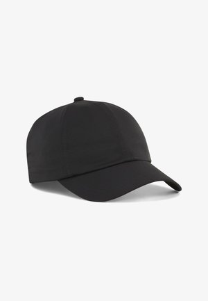 Černá baseballová čepice vyrobená z hladké tkaniny, s zakřiveným kšiltem, šesti panelovým designem a knoflíkem na vrchu. Žádné viditelné logo ani vzory.