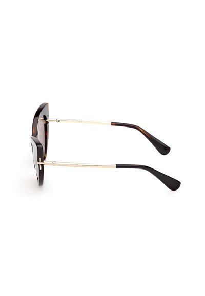 Vue latérale de lunettes de soleil rectangulaires en écaille de tortue avec des branches fines en métal doré et des embouts incurvés noirs sur un fond blanc.