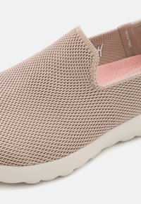 Skechers Performance GO WALK SLIP-IN taupe