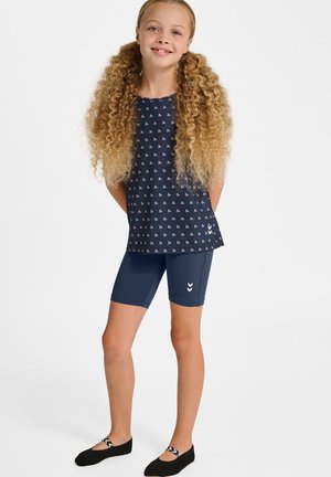 Marineblaues aktives Outfit mit einem kurzärmeligen Oberteil mit rosa Mustern und passenden Fahrradhosen, beide aus leichtem Material gefertigt.