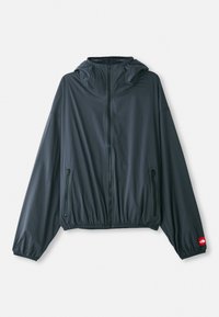 Veste légère à capuche en tissu gris foncé. Présente une fermeture éclair sur le devant, un ourlet élastique et deux poches latérales zippées. Accent logo rouge sur la manche.