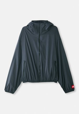 Ελαφρύ, μπουφάν με κουκούλα σε σκούρο γκρι ύφασμα. Διαθέτει μπροστινό φερμουάρ, ελαστικό στρίφωμα και δύο πλαϊνές τσέπες με φερμουάρ. Κόκκινη λογότυπο στη μανσέτα.