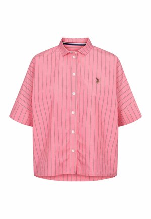 Chemise à manches courtes rose avec des rayures verticales, dotée d'un col et d'un petit détail brodé sur la poitrine gauche.