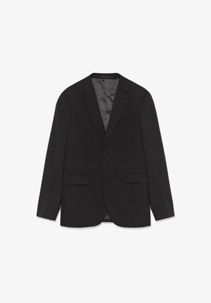 Sacou negru dintr-un material neted, cu rever decupat, închidere cu un singur nasture, două buzunare frontale și un buzunar pe piept.