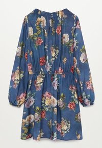 Květinové šaty z modré tkaniny s dlouhými nafouknutými rukávy, elastickým pasem a zapínáním na knoflík. Vyznačují se živými vzory růží a zelených listů.