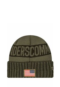 Olivgrüner Strickmütze mit geripptem Bündchen, versehen mit dem Text "UNDERSCMN" und einem rechteckigen Patch der amerikanischen Flagge.