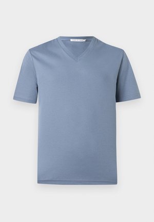 Lühikeste varrukatega, helesinine V-kaelusega T-särk, millel on sile kangapind ja krae sees "Tiger of Sweden" silt.