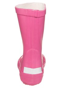 Bottes de pluie en caoutchouc rose avec une finition brillante, semelle texturée et doublure en tissu blanc ; présente un haut lisse et arrondi ainsi que des réflecteurs à l'arrière.