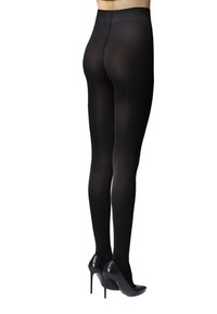 Collant neri opachi con una texture liscia, design a vita alta e vita rinforzata, abbinati a scarpe con tacco alto nere.