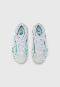 Białe buty sportowe z turkusowymi akcentami, teksturowaną siateczkową cholewką i płaskimi sznurowadłami. Posiadają amortyzowaną podeszwę i subtelne logo.