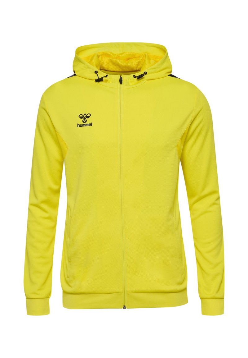 Gul zip-up hættejakke, tekstureret stof, har en hætte med snore, sorte detaljer langs siderne, og et logo på den øverste venstre side.