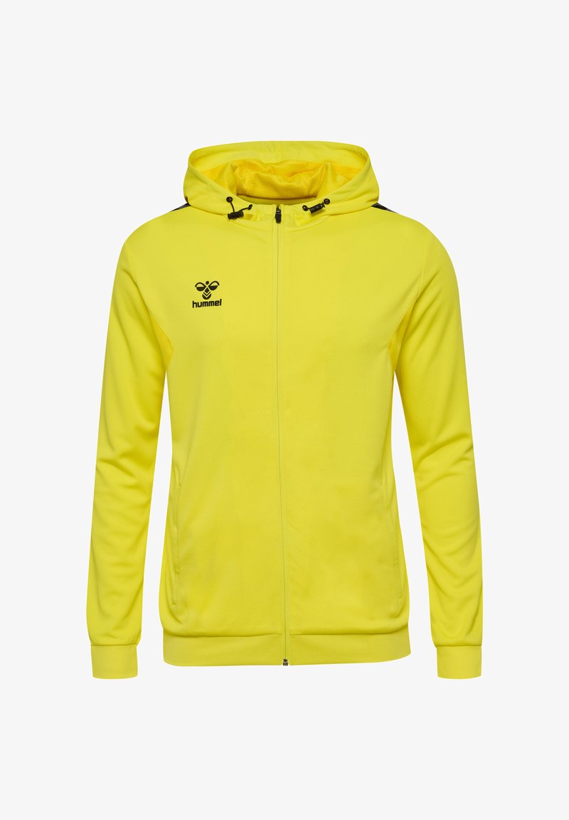 Gul zip-up hættejakke, tekstureret stof, har en hætte med snore, sorte detaljer langs siderne, og et logo på den øverste venstre side.