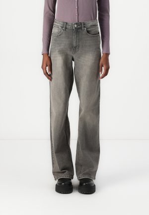 Grijze wijde jeans met een vervaagde afwerking, voorzien van vijf zakken, een rits en een knoopsluiting. Draag met een ribbeltop met lange mouwen.