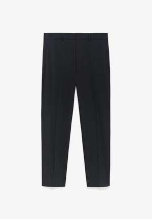 Svarta byxor med en slät yta, avsmalnande design, två framfickor och en plan framsida. Har en standard midja med bältesslingor.