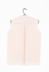 Blusa senza maniche di colore rosa chiaro su un gancio nero, con scollatura rotonda e una piega verticale sul retro, realizzata in un materiale trasparente.