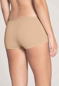 Beige katoenmix boyshorts met een zachte textuur, medium hoge taille en naadloze randen, gezien vanaf de achterkant.