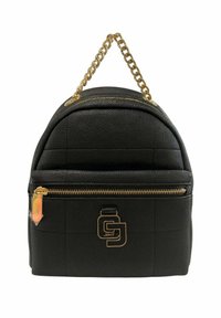 Zaino in pelle nera con texture, zip dorata e manico a catena, tasca frontale e emblema dorato sul taschino.
