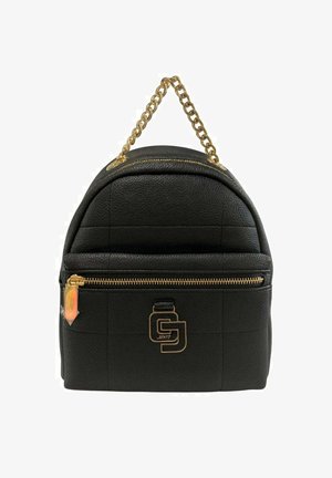 Zaino in pelle nera con texture, zip dorata e manico a catena, tasca frontale e emblema dorato sul taschino.