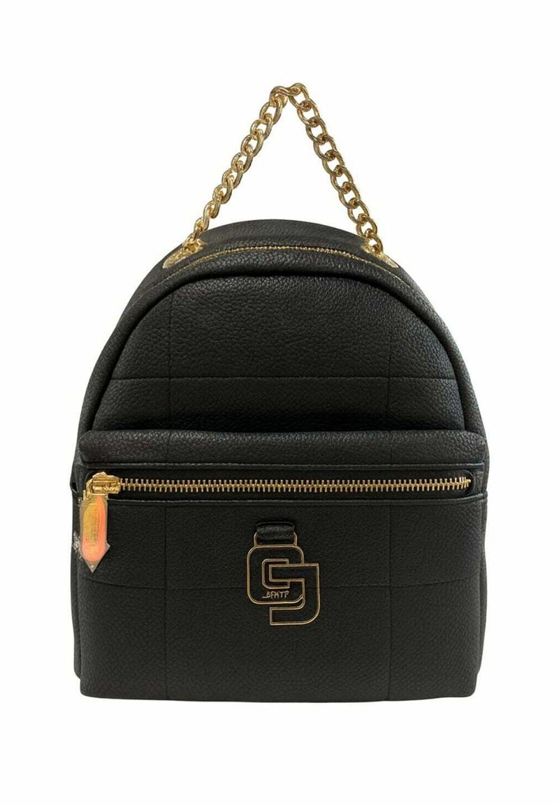 Zaino in pelle nera con texture, zip dorata e manico a catena, tasca frontale e emblema dorato sul taschino.