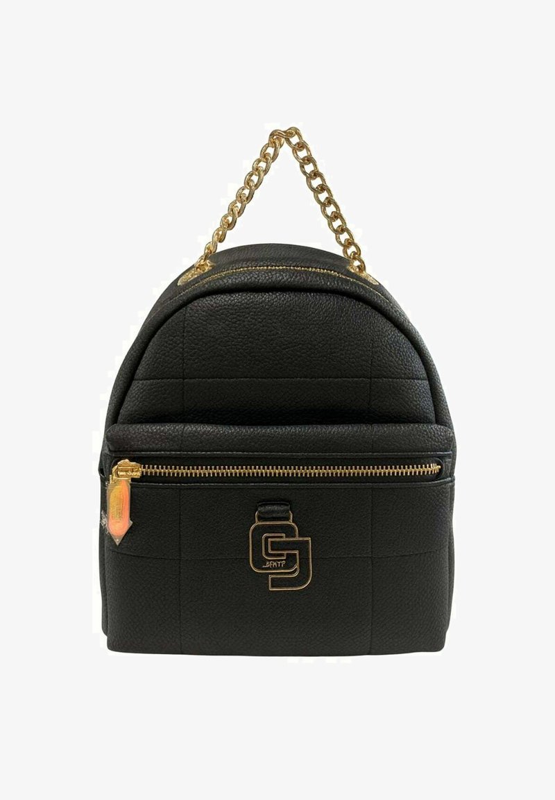 Zaino in pelle nera con texture, zip dorata e manico a catena, tasca frontale e emblema dorato sul taschino.