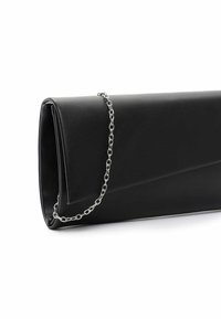 Clutch in finta pelle nera con catena in argento, dotata di un design rettangolare elegante e chiusura angolare.